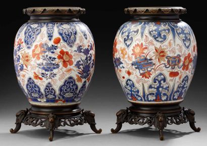 null Deux vases formant paire en porcelaine décorée dans la palette Imari d'objets...