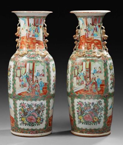 CHINE Paire de vases de forme balustre décoré d'émaux de Canton de scènes de palais...