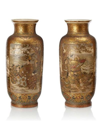 JAPON SATSUMA Jolie paire de vases rouleau décorés en polychromie et à l'or de scènes...