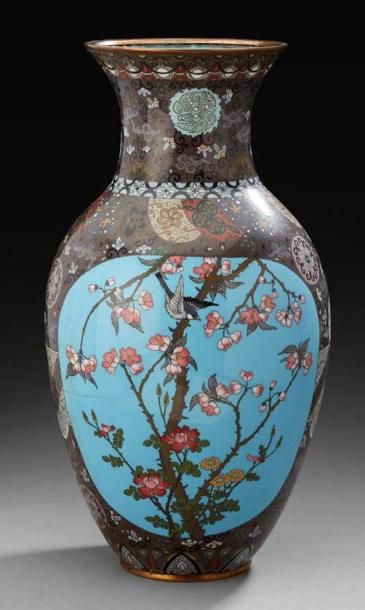 JAPON Vase de forme balustre en bronze cloisonné écoré dans deux réserves à fond...