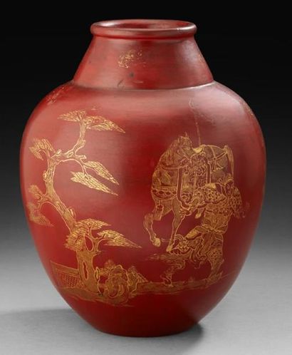 CHINE Vase en bois laqué à fond rouge décoré à l'or d'une scène animée avec cavaliers....