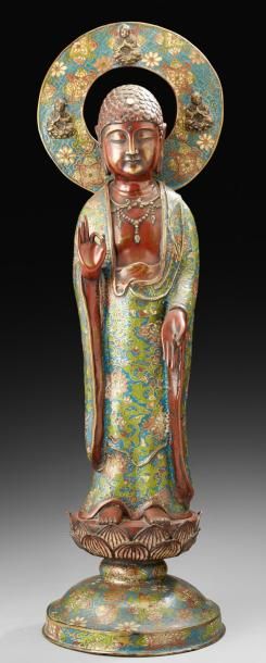 JAPON Bouddha en bronze patiné rouge, debout sur un socle lotiforme, la robe la base...