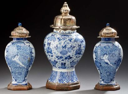 null Ensemble de trois vases couverts en faïence à décor blanc et bleu à montures...