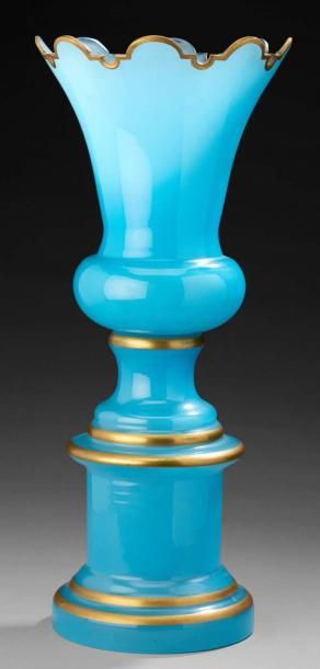 null Grand vase en opaline bleue. XIXe siècle. Haut.: 48,5 cm