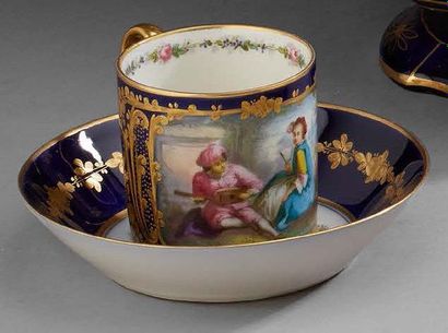 null Genre de Sèvres Tasse litrou et sa soucoupe en porcelaine à fond bleu décorée...