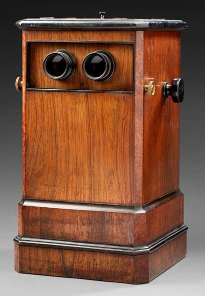 null Stéréoscope en bois de placage. Fin du XIXe siècle, vers 1880. Haut.: 48 cm