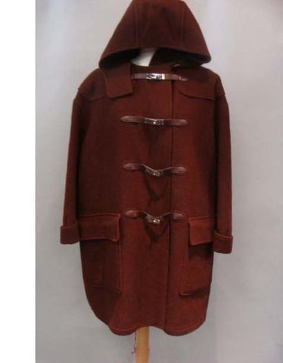 HERMES Un DUFLE COAT en cachemire marron - roux double face, Attaches KELLY Taille:...