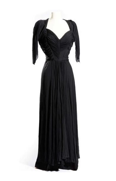 Madame GRES - PARIS Couture Robe du soir en jersey de soie noire, dos nu entièrement...