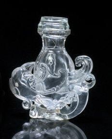 CHINE Phénix encadrant un vase couvert en cristal de roche taillé. Fin du 19ème siècle...