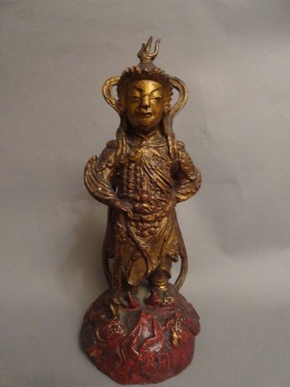 CHINE Gardien de temple en armure portant une épée en bronze à laque rouge et or....