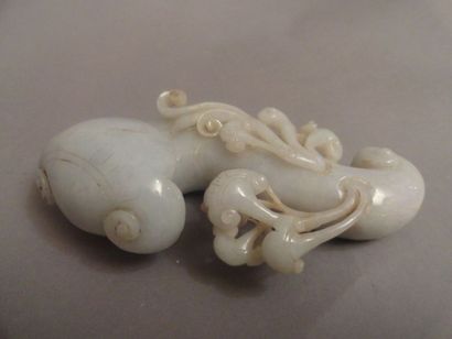 CHINE Jade clair sculpté en forme de champignon de longévité encadré de huit petits...