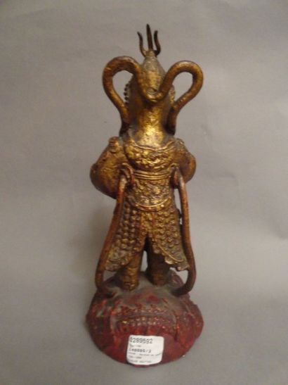 CHINE Gardien de temple en armure portant une épée en bronze à laque rouge et or....