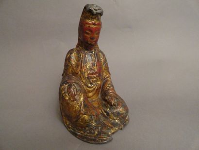 CHINE Déesse Guanyin en bronze laqué rouge et or assise sur un tertre, un rouleau...