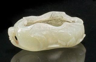 CHINE Godet à eau de lettré en jade clair en forme de feuille de nénuphar recourbée...