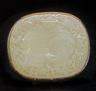 CHINE Très belle plaquette ovale en jade clair sculpté représentant un éléphant encadré...