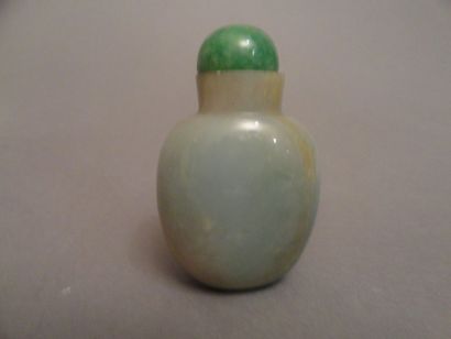 CHINE Flacon tabatière à priser en jade apple green, le couvercle également en jade...
