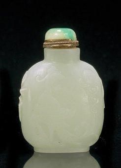 CHINE Beau flacon tabatière à priser en jade vert clair sculpté d'un phénix et d'un...