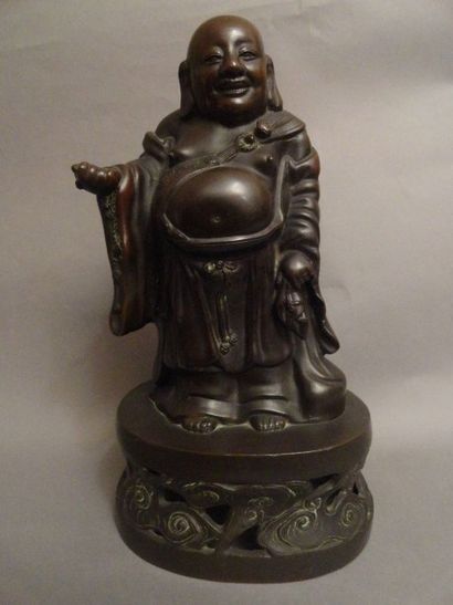 CHINE Figurine en bronze à patine brune représentant un Bouddha debout sur un socle...