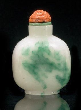 CHINE Beau flacon tabatière à priser en jade blanc tacheté de vert apple green. Le...