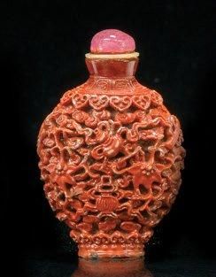 CHINE Flacon tabatière à priser en porcelaine moulée à fond rouge à l'imitation du...