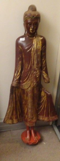 BIRMANIE Important Bouddha en position debout, laqué rouge et or. Haut: 130 cm env...