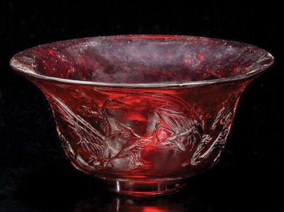 CHINE Bol circulaire en verre rouge de Pékin décoré sur la paroi extérieure de chrysanthèmes,...