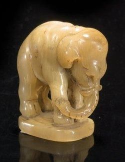 CHINE Figurine en corne sculptée représentant un éléphant sur un tertre. Début du...