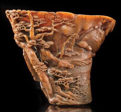 CHINE Belle coupe libatoire en corne de rhinocéros de couleur miel finement sculptée...