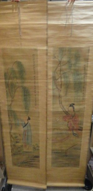 CHINE Quatre peintures verticales sur papier représentant des femmes devant des arbres...