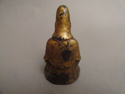 CHINE Figurine en bronze laqué et doré représentantn la déesse Guanyin assise en...