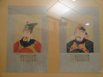 CHINE Peintures sur soie représentant les empereurs Gaozu des Han (d'après Liu Bang)...