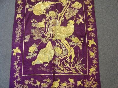 CHINE Tenture en soie violine décoré de volatiles en fils dorés représentant des...
