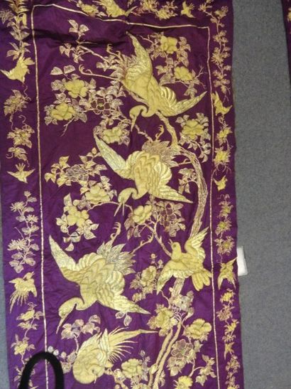 CHINE Tenture en soie violine décoré de volatiles en fils dorés représentant des...