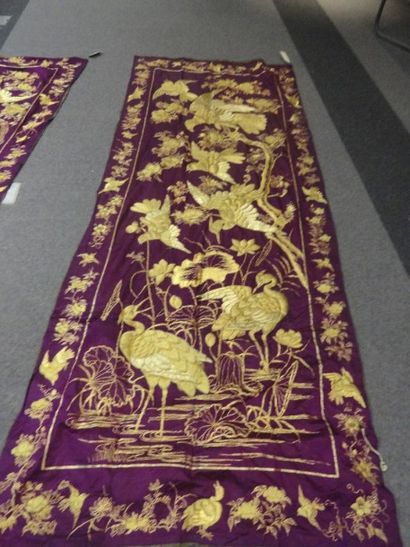 CHINE Tenture en soie violine décoré de volatiles en fils dorés représentant éperviers,...