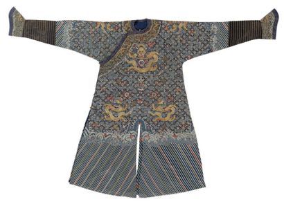 CHINE Robe de Cour en soie finement tissée et brodée en relief, de fils dorés et...