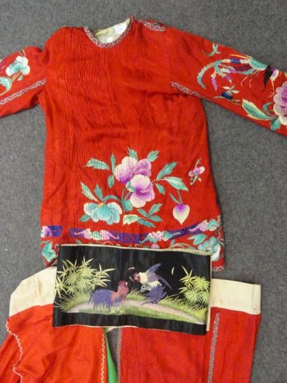 INDOCHINE Costume complet en soie rouge brodée de fleurs et pêches. Fin du 19ème...
