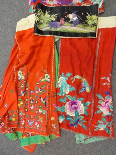 INDOCHINE Costume complet en soie rouge brodée de fleurs et pêches. Fin du 19ème...