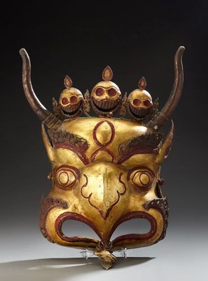 TIBET Garuda, masque rituel de tradition bouddhiste tantrique, oiseau céleste en...