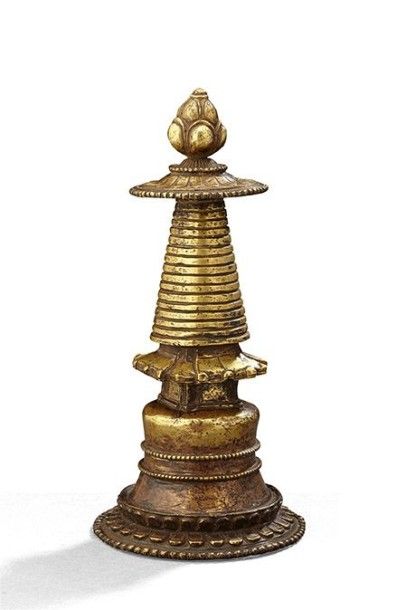 TIBET Stuppa reliquaire en bronze, scéllé. Haut: 29 cm
