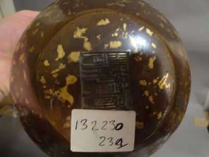 CHINE Vasque cylindrique en bronze à patine brune décorée de taches traitées à l'or...