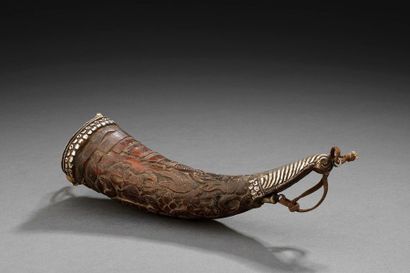 TIBET Nak-Ru ou corne à mantras en corne de yack sculptée et monture en alliage d'argent....