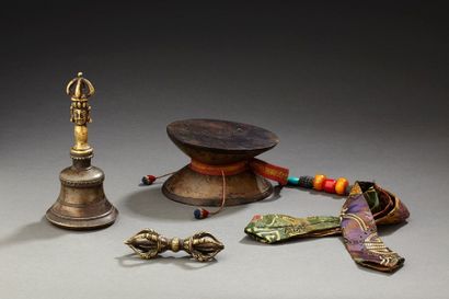 TIBET Ensemble d'objets rituels, la cloche ou ghanta, le dorje ou vajra et le damarou...