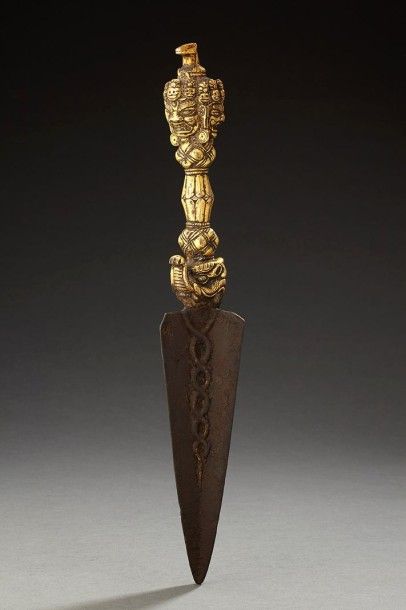 TIBET Phurba, manche en bronze orné d'une tête de cheval pour Hayagriva et lame tripolaire...