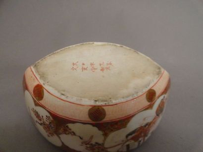 JAPON (SATSUMA) Pot couvert de forme oblongue à fond rouge et or décoré dans des...