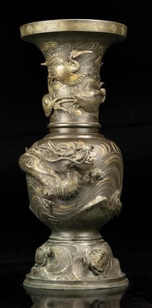 JAPON Vase de forme balustre en bronze à patine brune et rehauts d'or, décoré en...