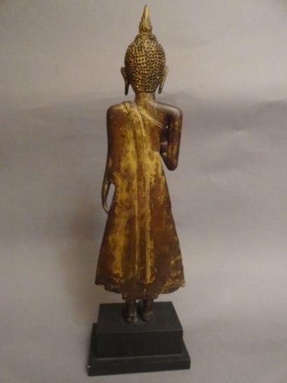 THAÏLANDE Figurine en bronze à patine brune et dorure représentant un Boddisatva...