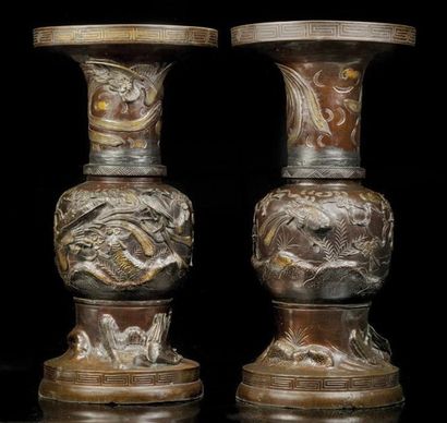 JAPON Grande paire de vases de forme balustre en bronze à patine brune rehaussé d'or...