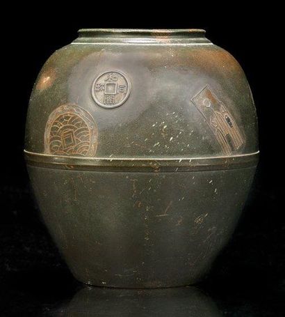 JAPON Vase ovoïde en bronze à patine brune décoré en léger relief en trompe-l'oeil...