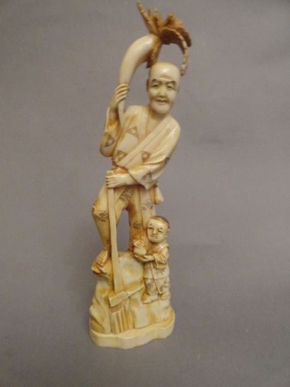 JAPON Okimono en ivoire sculpté représentant un paysan et son fils juchés sur une...