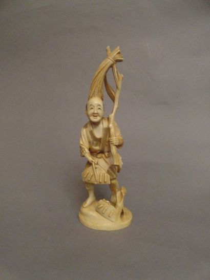 JAPON Okimono en ivoire sculpté représentant un paysan tenant une gerbe de blé et...